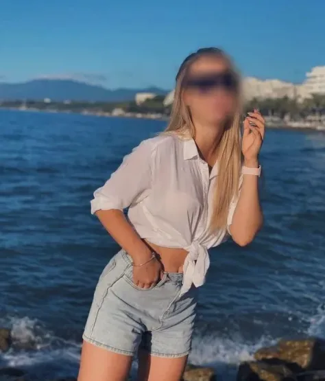 Amira, 36