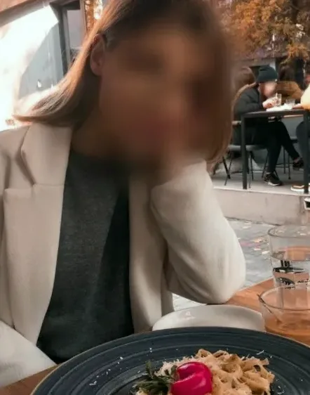 Lara, 37