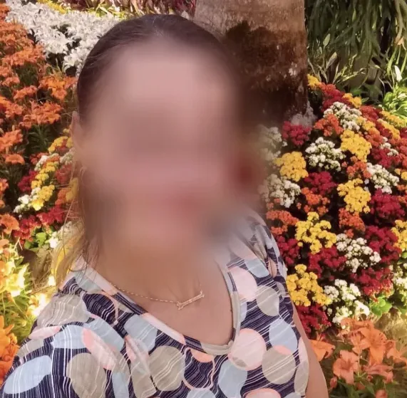 Mia, 33